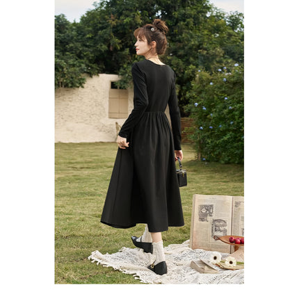 Elegante vestido midi de punto negro fruncido con escote en V y corte en A