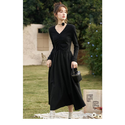 Elegante vestido midi de punto negro fruncido con escote en V y corte en A