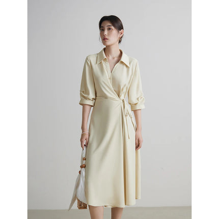 Robe drapée élégante pour femme avec col rabattu