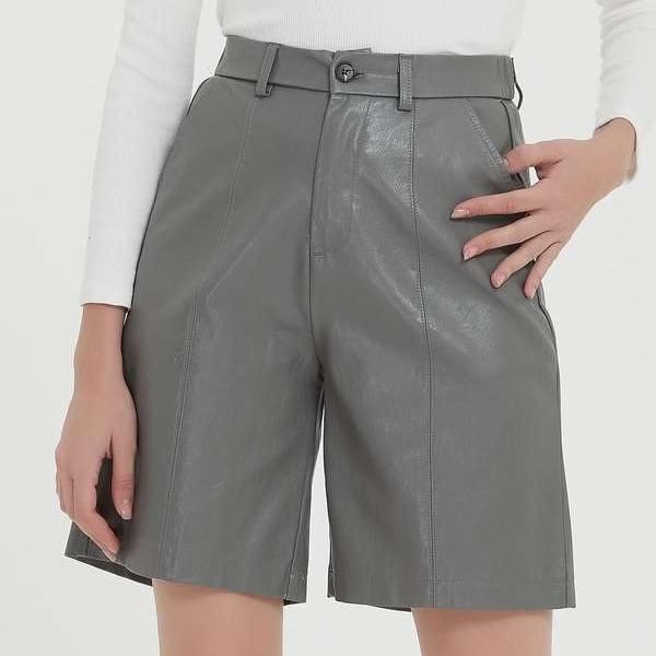 Pantalones cortos elegantes de cuero sintético hasta la rodilla para mujer