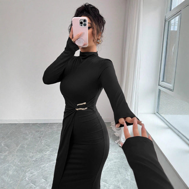 Robe courte en maille unie à col montant et boutons métalliques