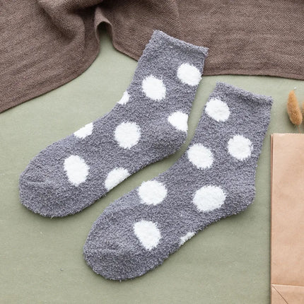 Chaussettes mignonnes à pois doux et moelleux de couleur bonbon pour femmes