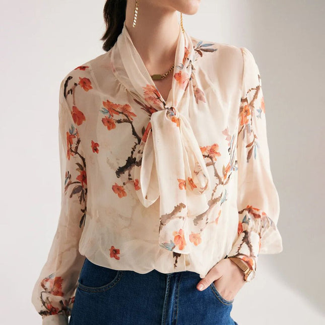 Elegante blusa de seda con cuello de lazo y estampado floral