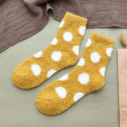 Chaussettes mignonnes à pois doux et moelleux de couleur bonbon pour femmes