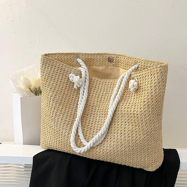 Bolso de playa de verano con tejido de paja