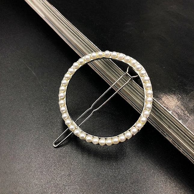 Elegantes horquillas con perlas y formas geométricas
