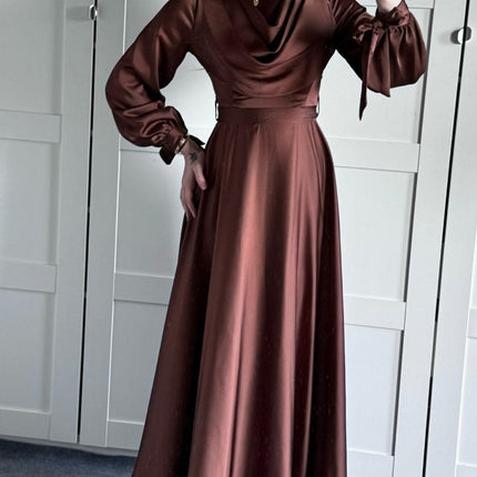 Robe longue en satin à col plongeant et à bretelles à manches longues