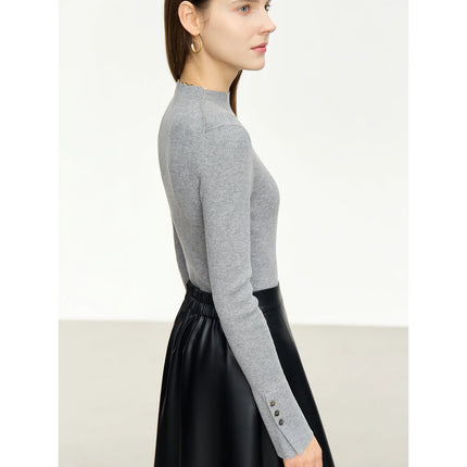 Pull minimaliste à col montant avec poignets fendus et boucle en métal pour femme