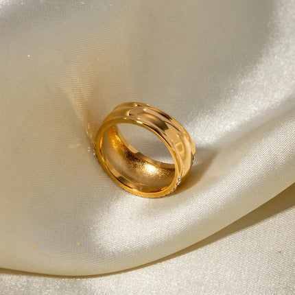 Anillo de acero inoxidable bañado en oro de 18 k con diamantes de imitación