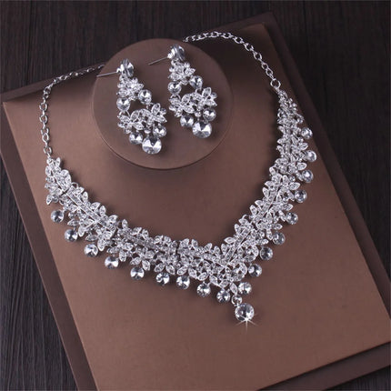 Conjunto de joyas nupciales de cristal de lujo: collar gargantilla de plata, pendientes de gota de agua y tiara