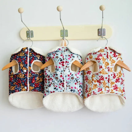 Parka de peluche con diseño floral y lindas orejas para perros