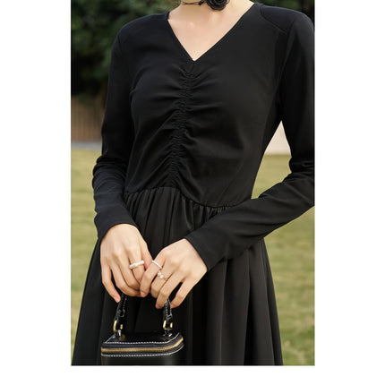 Elegante vestido midi de punto negro fruncido con escote en V y corte en A