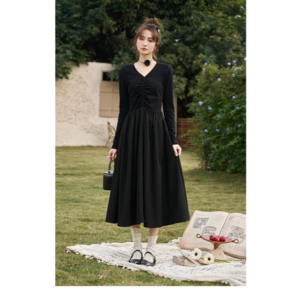 Elegante vestido midi de punto negro fruncido con escote en V y corte en A