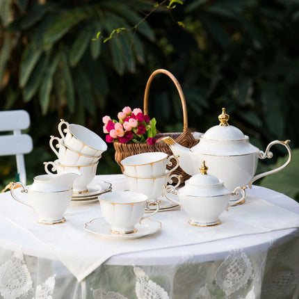 Service à thé en porcelaine anglaise incrustée d'or royal