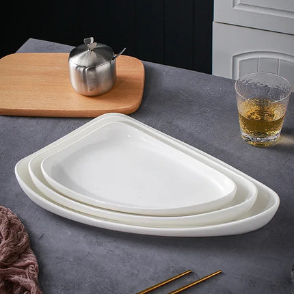 Assiette triangulaire élégante en céramique blanche