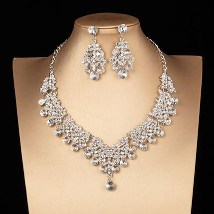 Conjunto de joyas nupciales de cristal de lujo: collar gargantilla de plata, pendientes de gota de agua y tiara