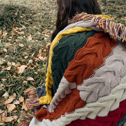 Couverture en laine élégante avec bordures à pompons et couleurs contrastées au crochet