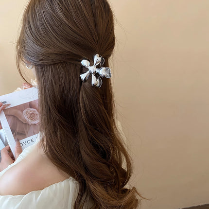 Pinzas para el pelo de metal con diseño floral dorado: accesorios elegantes para el cabello para mujeres