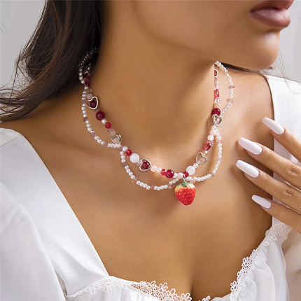 Collier ras du cou élégant en perles et cœur de fraise