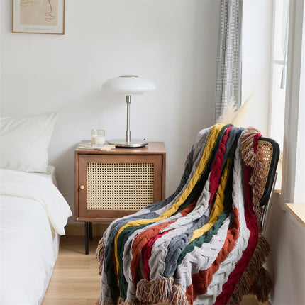 Couverture en laine élégante avec bordures à pompons et couleurs contrastées au crochet