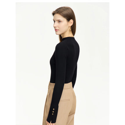 Pull minimaliste à col montant avec poignets fendus et boucle en métal pour femme