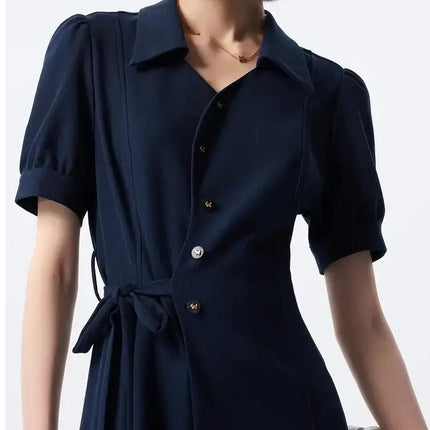 Robe bleu marine élégante avec ceinture à lacets