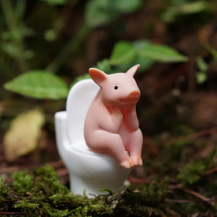 Ornement de bureau en forme de cochon de dessin animé créatif assis sur les toilettes, jouet animal miniature