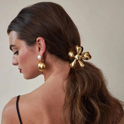 Pinzas para el pelo de metal con diseño floral dorado: accesorios elegantes para el cabello para mujeres