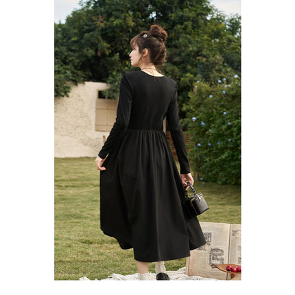 Elegante vestido midi de punto negro fruncido con escote en V y corte en A