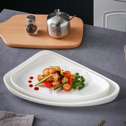 Assiette triangulaire élégante en céramique blanche