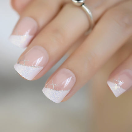 Uñas francesas cortas cuadradas con purpurina blanca iridiscente