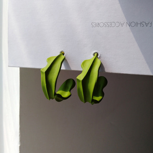 Pendientes colgantes geométricos con hojas verdes elegantes para mujer