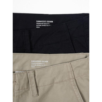 Pantalones chinos rectos y regulares con lavado oscuro