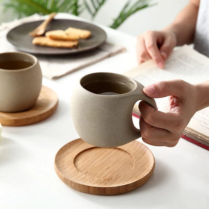 Taza de café de cerámica de gres con inspiración japonesa y bandeja