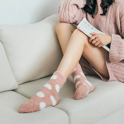 Chaussettes mignonnes à pois doux et moelleux de couleur bonbon pour femmes