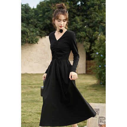 Elegante vestido midi de punto negro fruncido con escote en V y corte en A