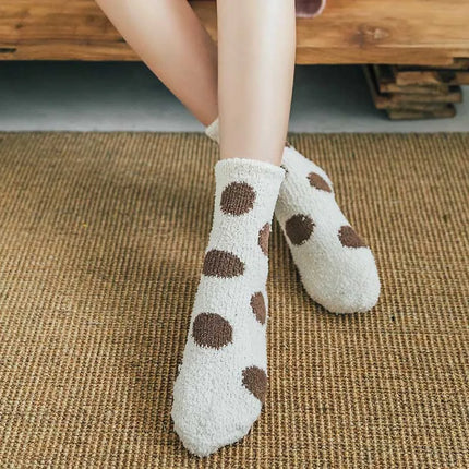 Chaussettes mignonnes à pois doux et moelleux de couleur bonbon pour femmes