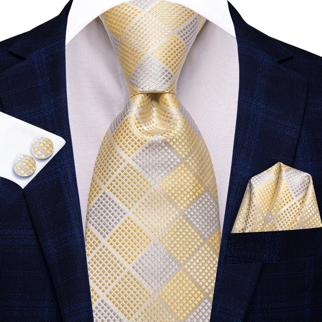 Elegante conjunto de corbata de seda a cuadros color champán