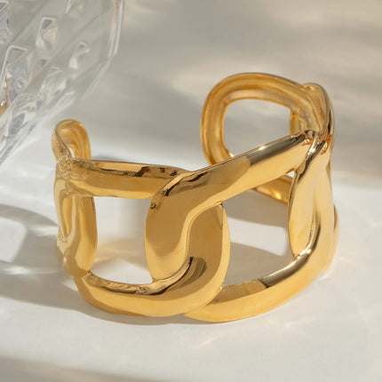 Brazalete abierto ancho de acero inoxidable bañado en oro con forma ovalada