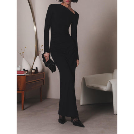 Elegante vestido ajustado negro con cuello diagonal