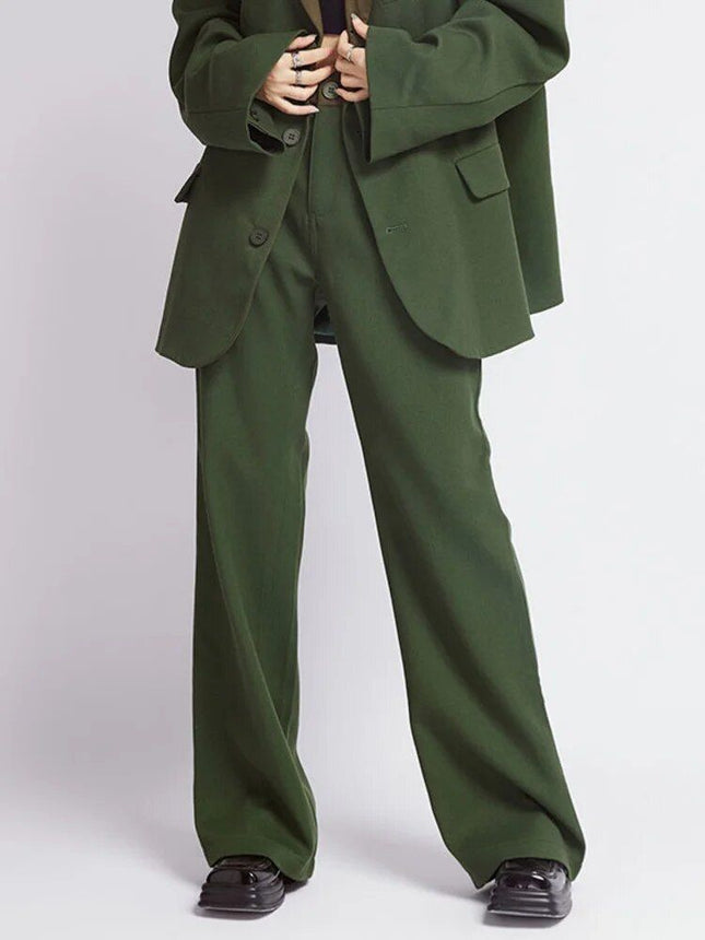 Traje de mujer con blazer verde y pantalón holgado