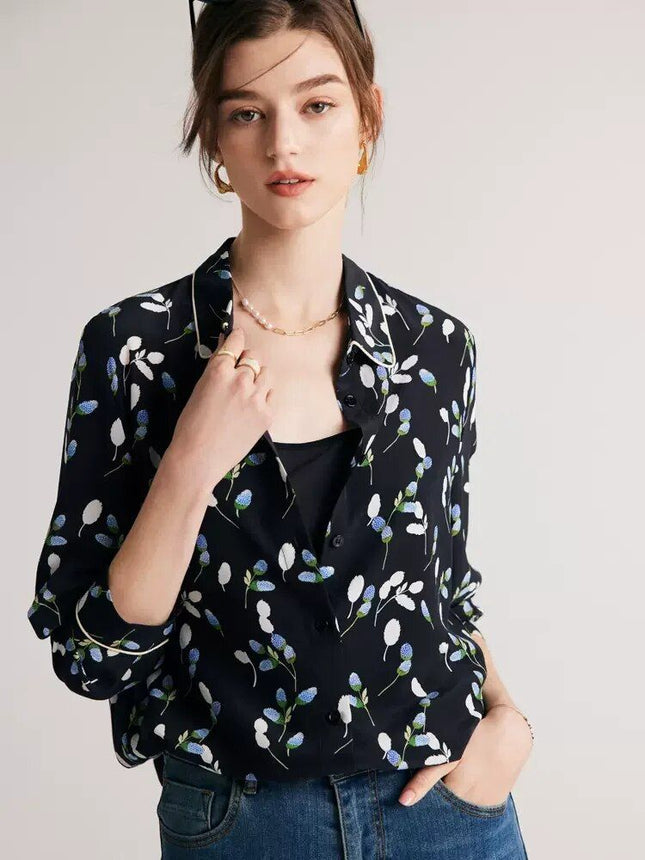 Blusa elegante de seda con estampado floral azul marino