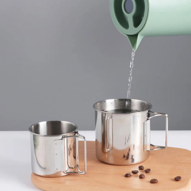 Taza de camping de acero inoxidable con mosquetón y asa plegable