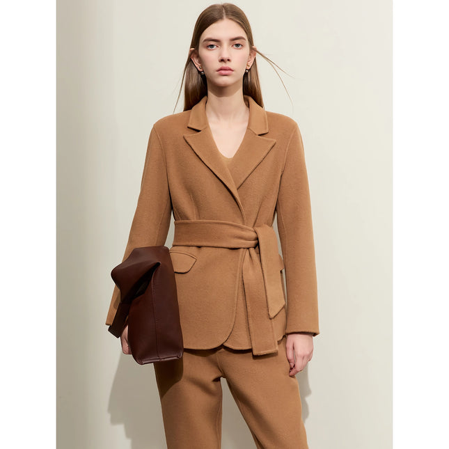 Conjunto minimalista de abrigo de lana y pantalón informal para mujer