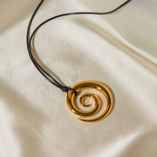 Collar con colgante circular en espiral con cuerda negra y dorada