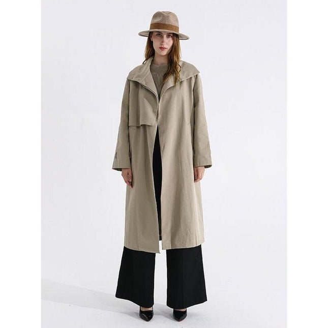Gabardina larga elegante de otoño con cuello alto y cintura ajustada