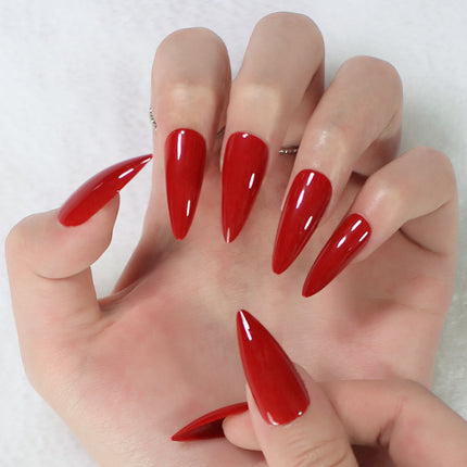 Uñas postizas glamorosas en rojo con forma de stiletto: longitud media