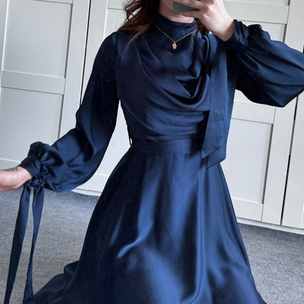 Robe longue en satin à col plongeant et à bretelles à manches longues