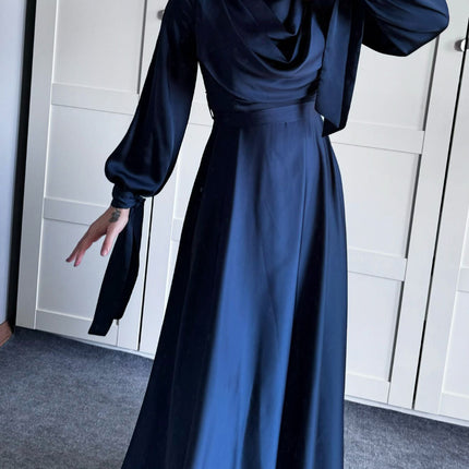 Robe longue en satin à col plongeant et à bretelles à manches longues