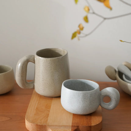 Tasse à café rétro en grès fabriquée à la main